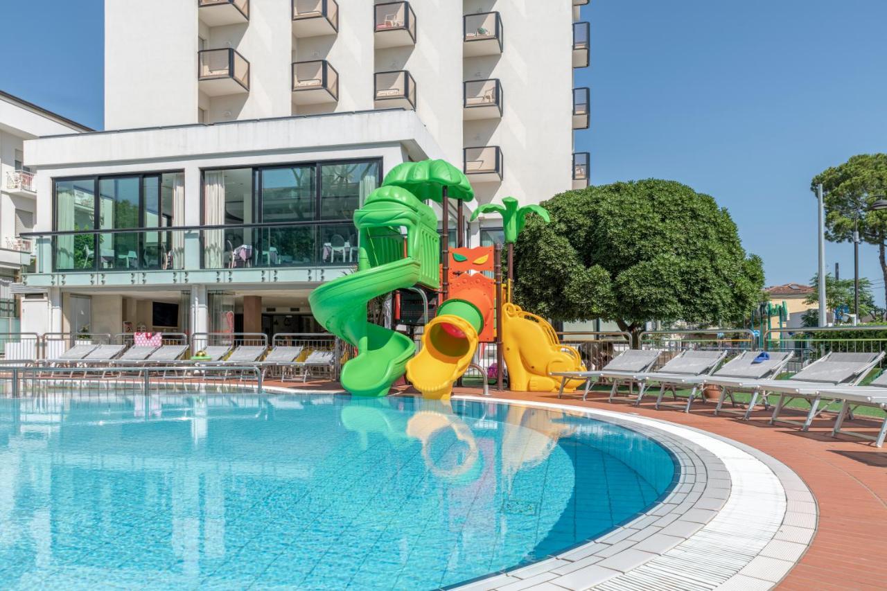 Hotel 2000 Riccione Esterno foto
