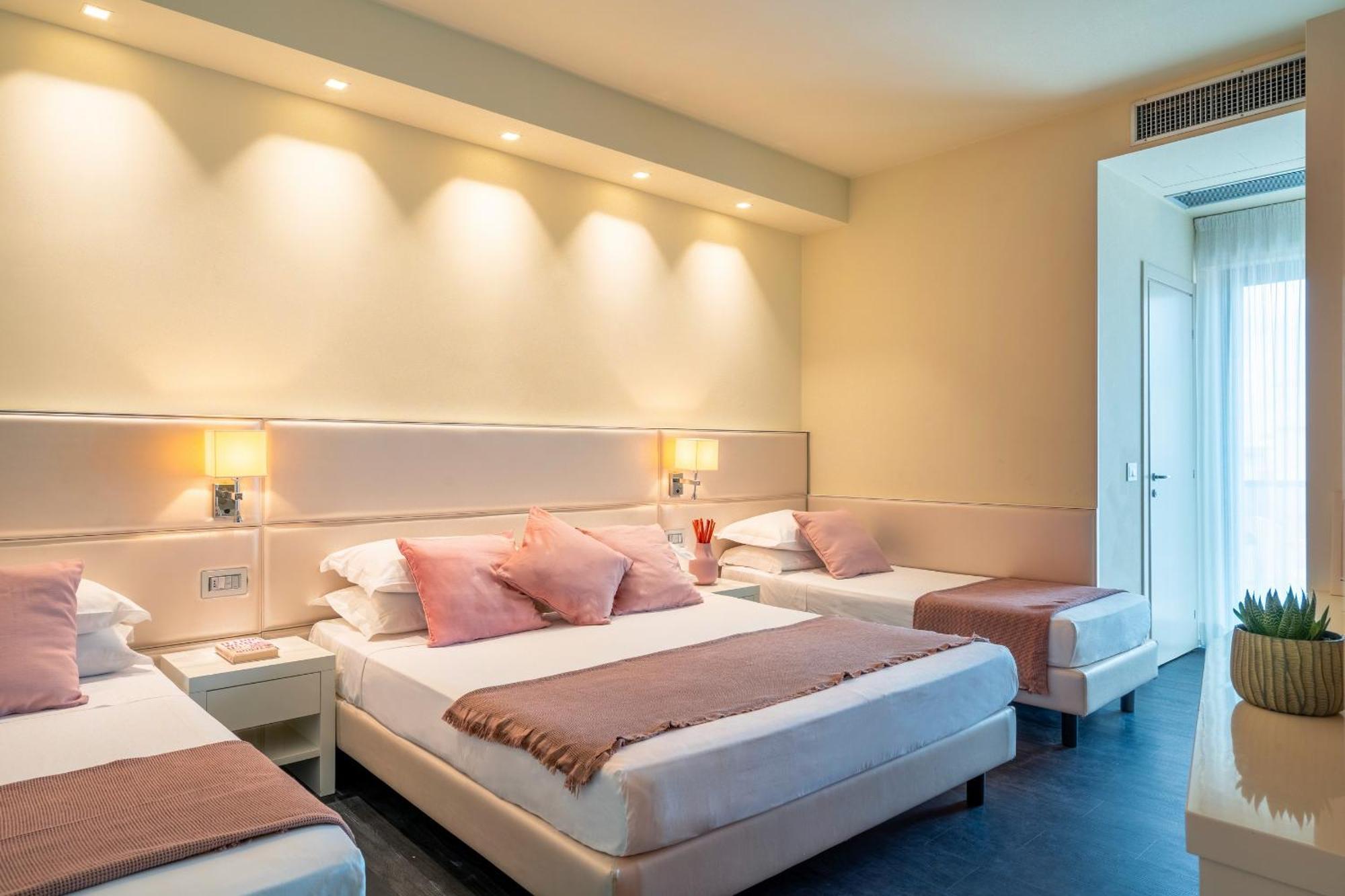 Hotel 2000 Riccione Esterno foto